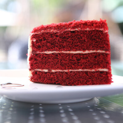 Bánh Red Velvet là món quà tuyệt vời mà bạn có thể dành tặng cho người thân, bạn bè hoặc đồng nghiệp. Với màu đỏ và trắng tinh tế, chiếc bánh này sẽ khiến ai nhìn thấy cũng cảm thấy hài lòng và hạnh phúc. Hãy xem hình ảnh để cảm nhận. (Red Velvet cake is a wonderful gift that you can give to your family, friends, or colleagues. With its exquisite red and white color, this cake will make everyone happy and satisfied. Check out the image to feel it.)